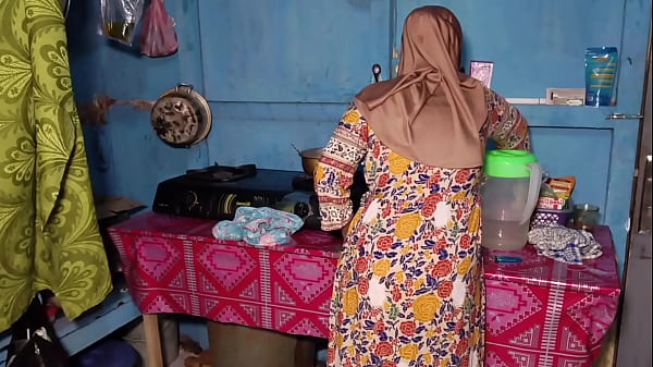 Ngentotin Istri Temen Sambil Dia Lagi Masak, Enak Banget Rasanya.