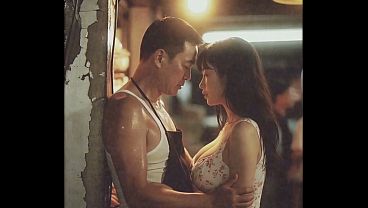 80年代的中国妞在菜市场撩汉，骚得不行