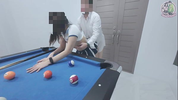 Gadis Thai Naik Ke Meja Biliar… Lalu Digocoh Keras Sampai Meraung!