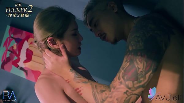 Pelacur China Li Zhiyan Ngentot Sama Pelayan Di Bar Sambil Mainin Kontol.