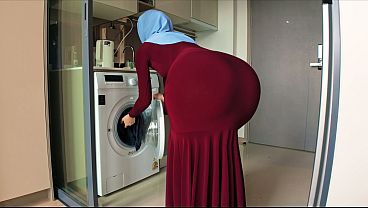 Ibu Tiri Pakai Hijab, Pantat Bulatnya Bikin Mataku Nggak Bisa Lepas, Ketahuan.