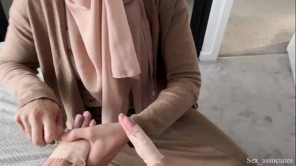 Ibu Tiri Arab Bantu Anaknya Yang Patah Tangan, Tangannya Sibuk Pegang Sesuatu Yang Lain.