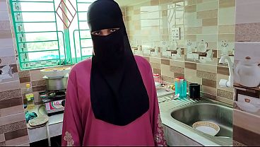 Selagi Istri Pergi, Suami Bejat Ngewe Pembantu Hijab Di Rumah Kosong, Crot Di Dalem.