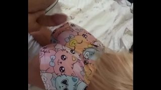 Ibu Tiri Seksi Bungkukin Badan, Dorong Muka Anak Tiri Ke Dalam Hadiah Manisnya Dari Belakang ( Mainan Sex )